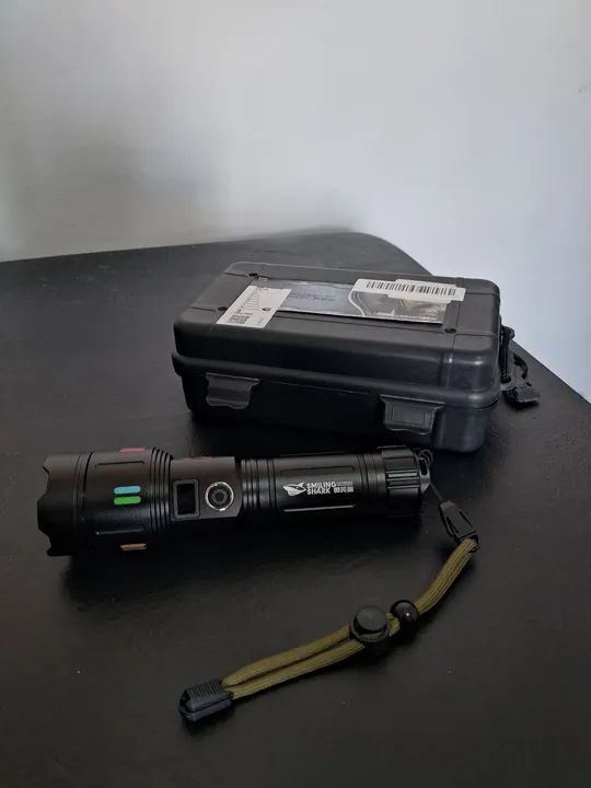 Lanterna de LED recarregável Smiling Shark SD-7165