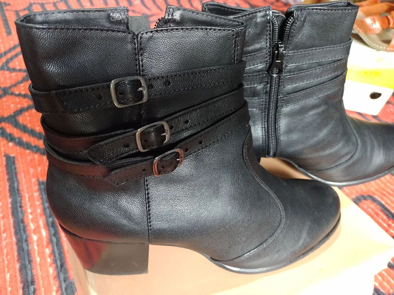Bota Feminina de Couro Preta - Foto 2