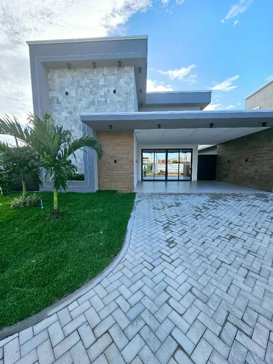 Casa plana com fachada belíssima, fino acabamento e piscina na Cidade Alpha