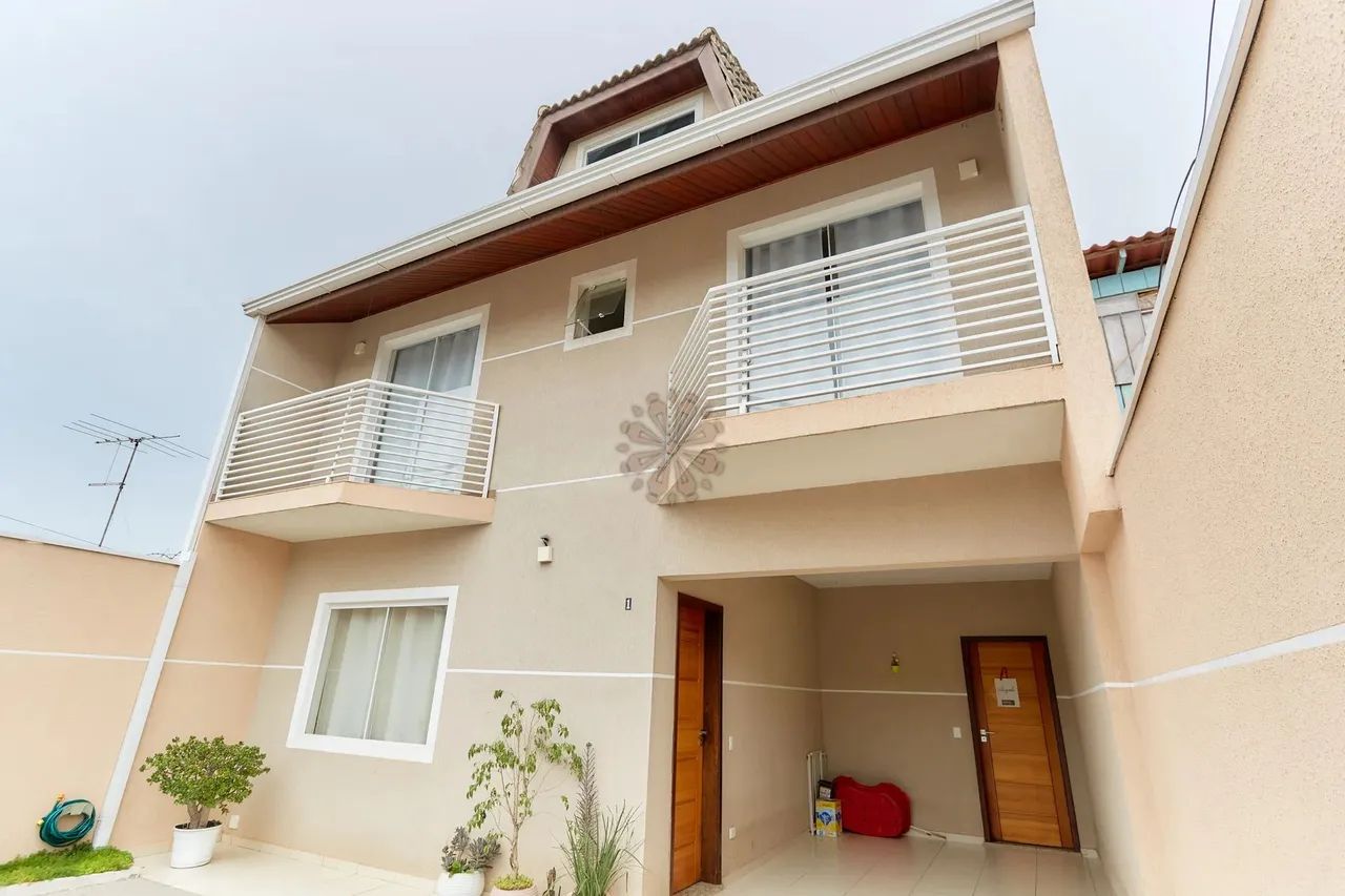 Sobrado Triplex, 3 quartos, cozinha com armários, Abranches