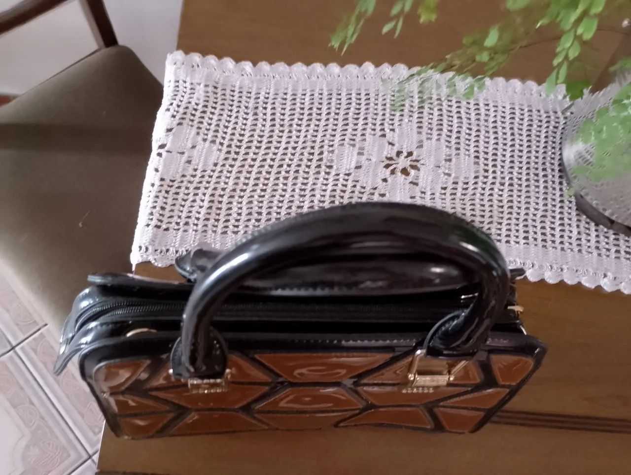 Bolsa de Ombro Marrom com Detalhes em Preto E MARAVILHOSA E SEM USO  - Foto 5