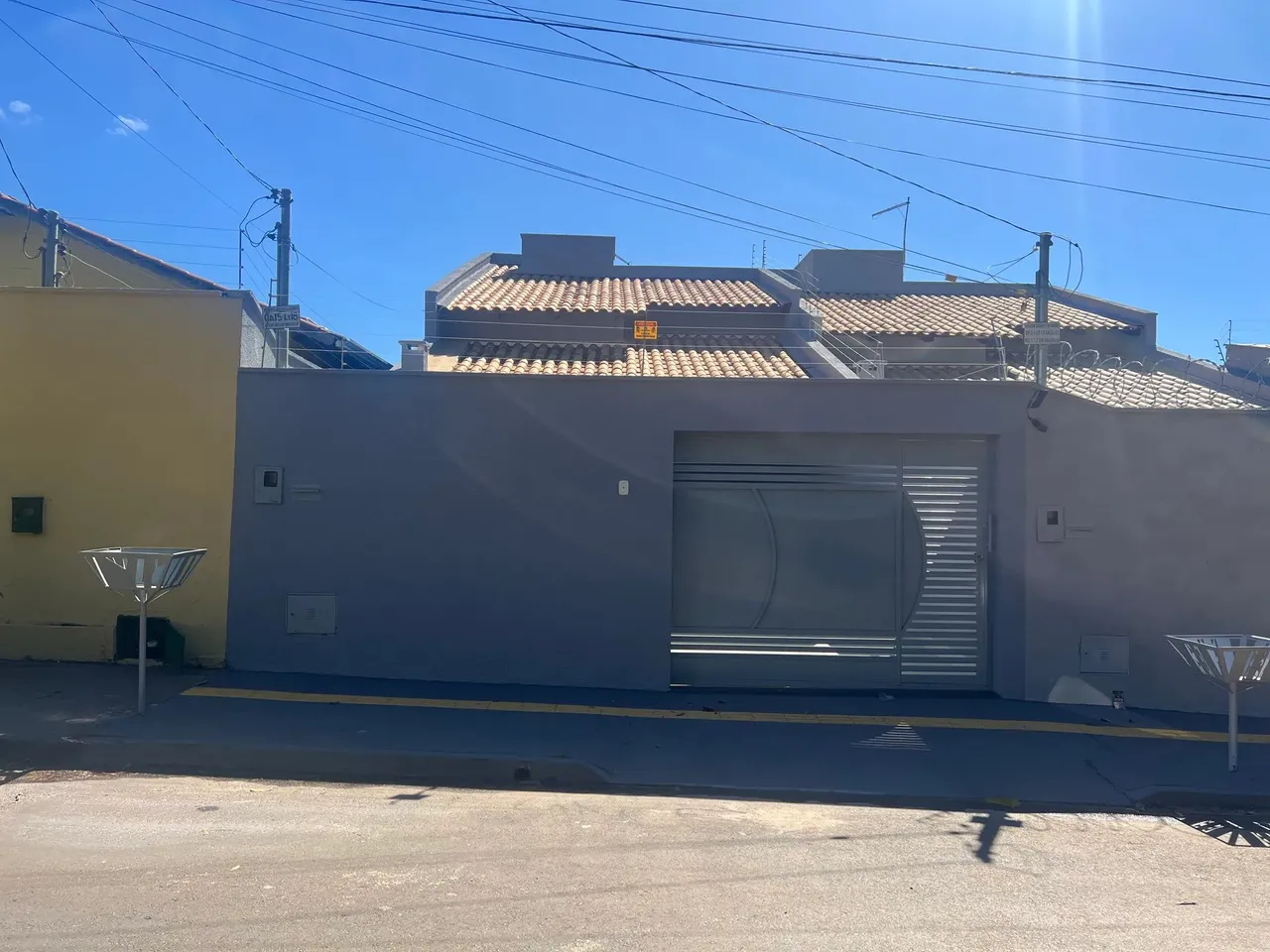 Casa com 3 quartos (1 suíte), excelente localização, varanda Gourmet, em frente à area ver