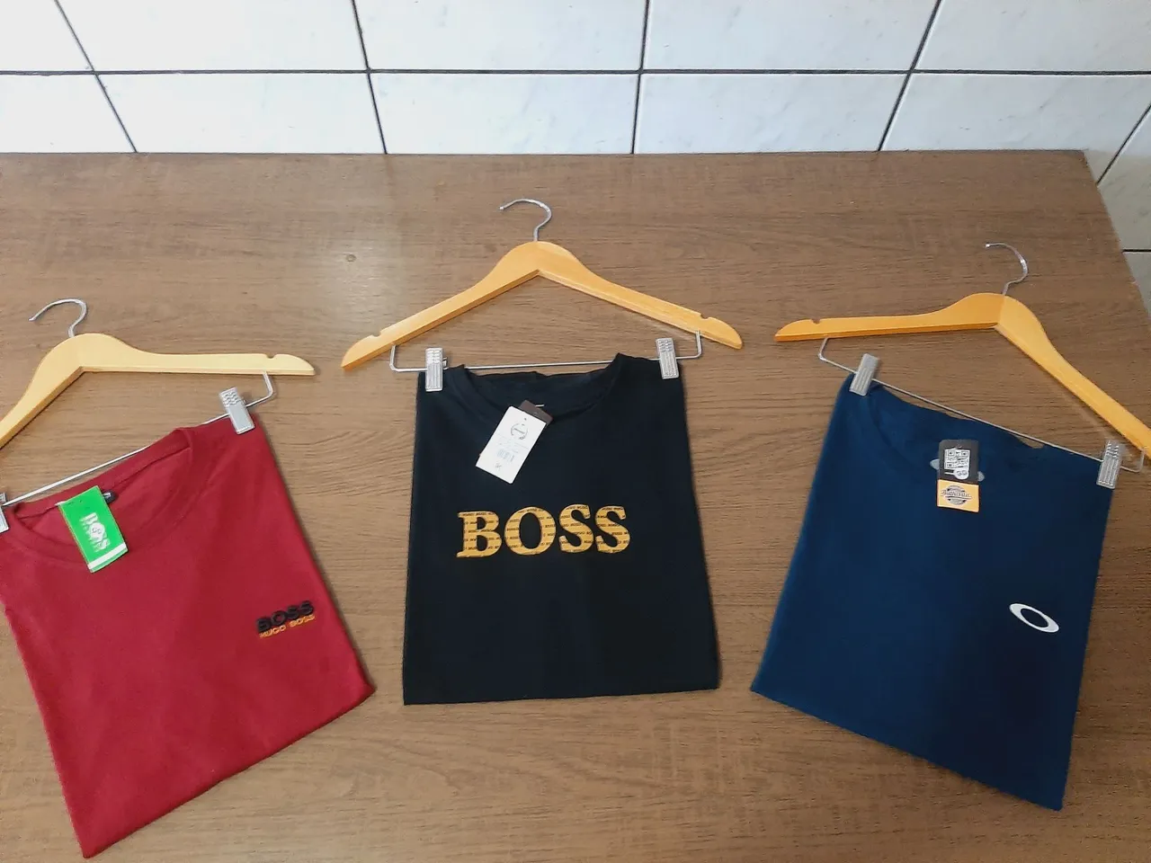 Camisetas BOSS e Oakley - Conforto e Estilo!