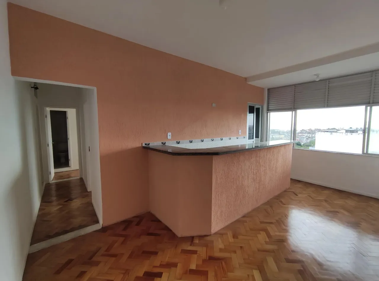 apartamento com 2 quartos, 1 suíte, muito bem localizado em Nazaré. Na praça principal de