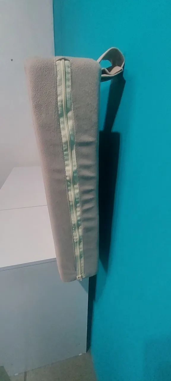 Cabeceira de Cama Estofada Bege com Varão  - Foto 2