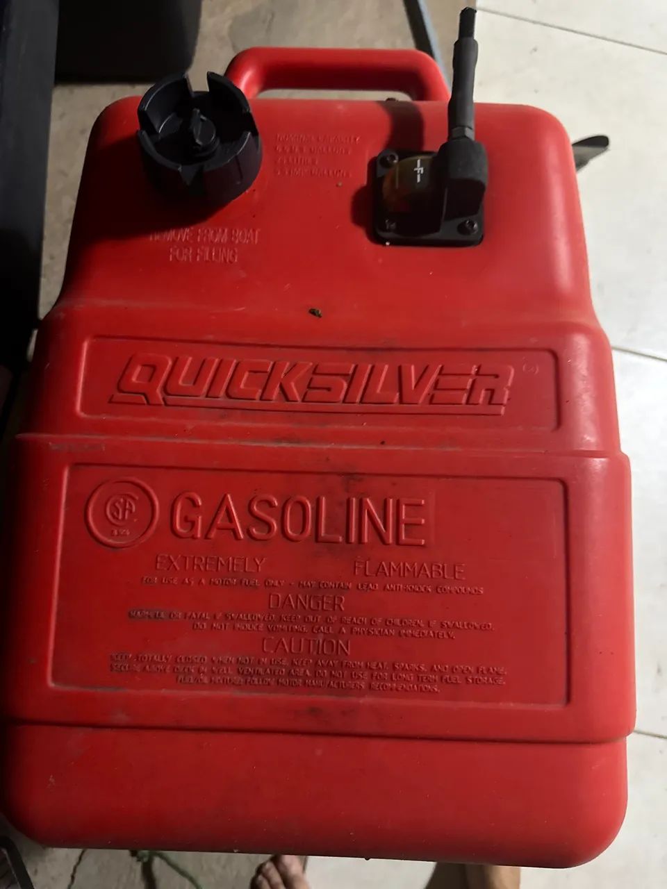 Vende um tanque de combustível para motor de poupa 