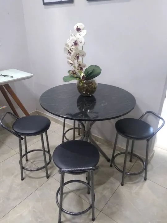 Mesa com banquetas novas  - Foto 2