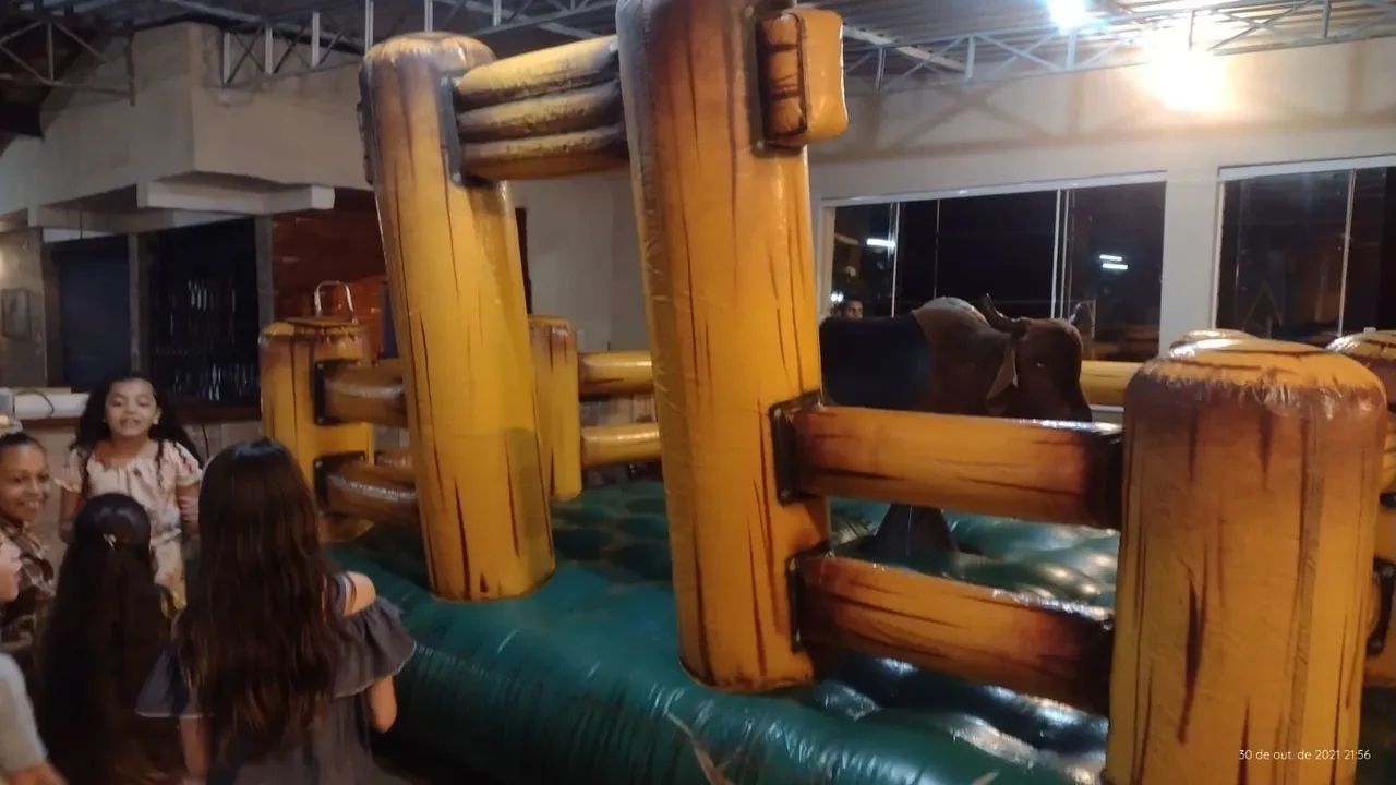 Brinquedo inflável para locação, touro mecânico, futebol de sabão, pula pula, escorrega... - Foto 4