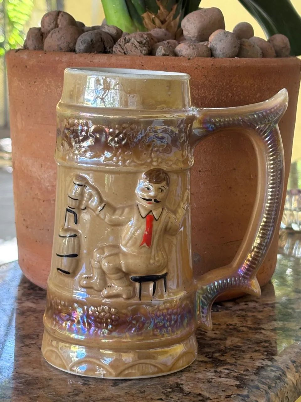 Caneca de Chopp Antiga com Detalhes em Relevo