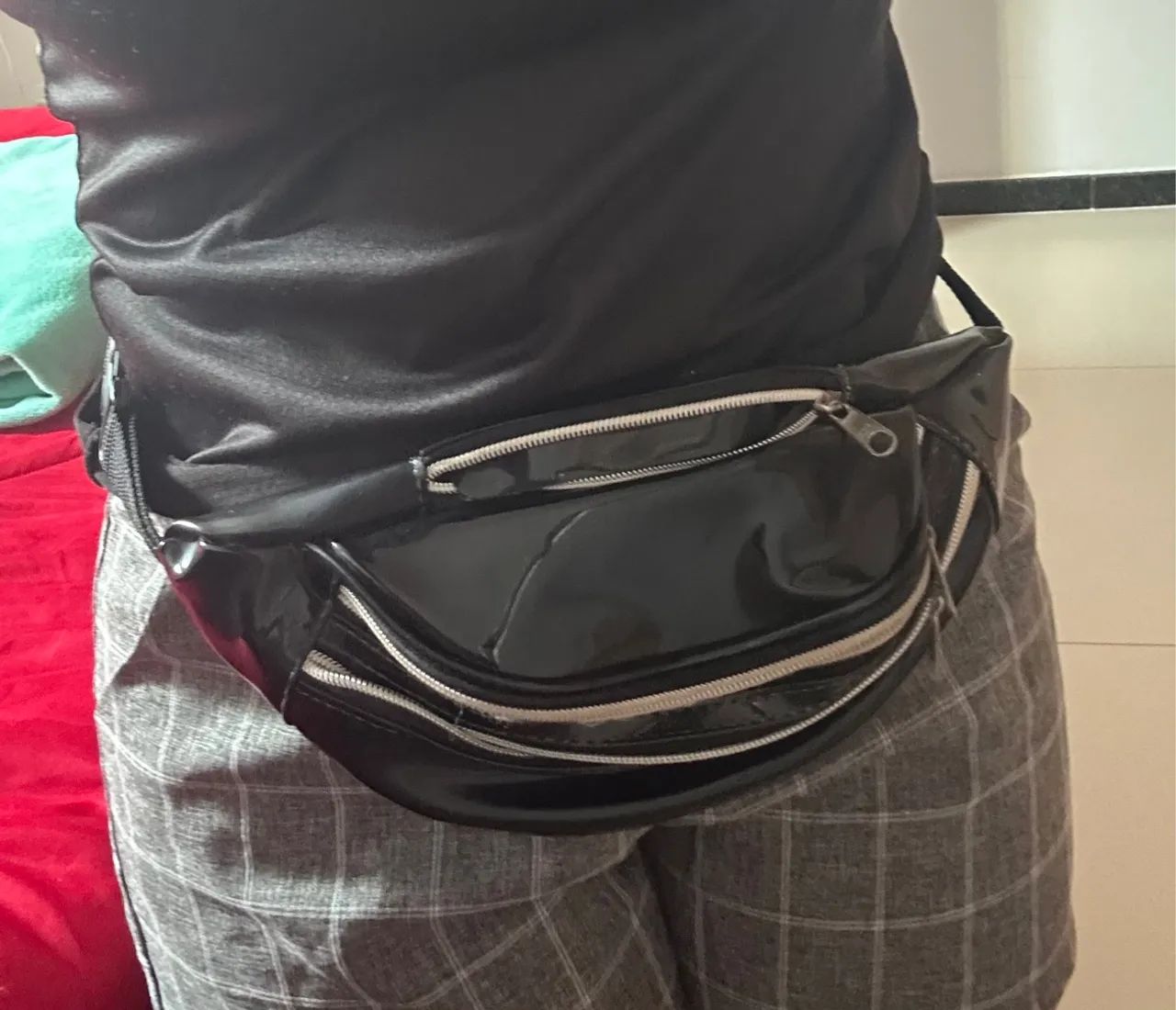 Bolsa de cintura feminina preta - Foto 4