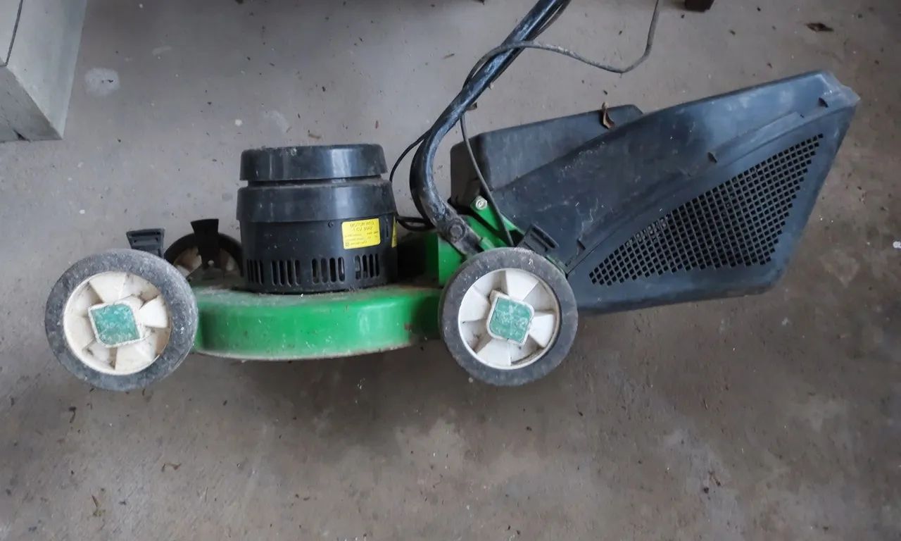 Roçadeira de grama usada, com Defeito. Tramp