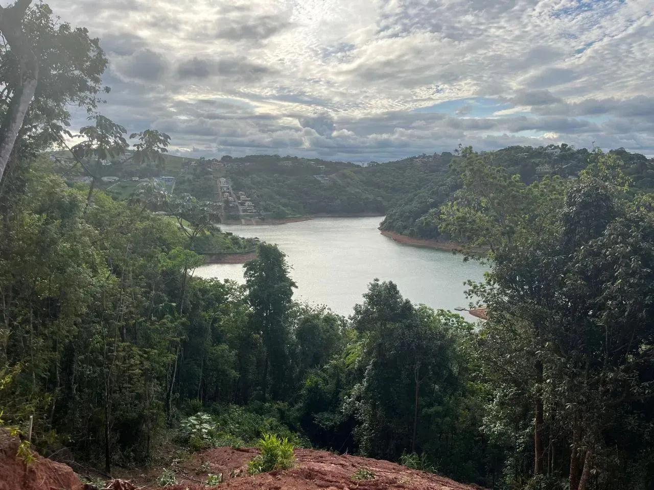 Excelente terreno pé na água, em condomínio fechado na cidade de Igaratá - SP