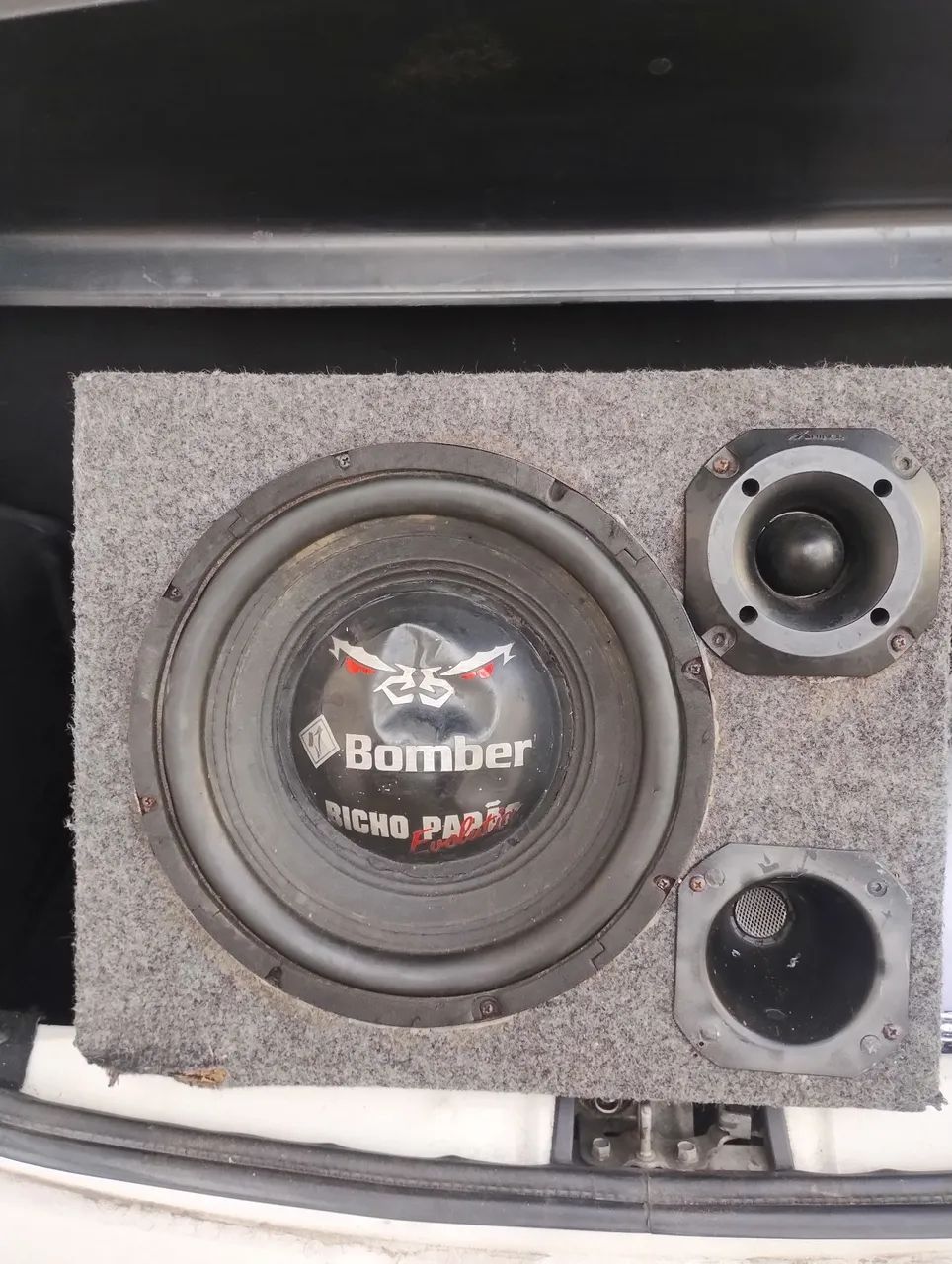 Caixa de Som Automotiva Bomber bicho papão 