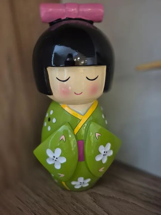 Boneca Japonesa de Decoração (cofre)