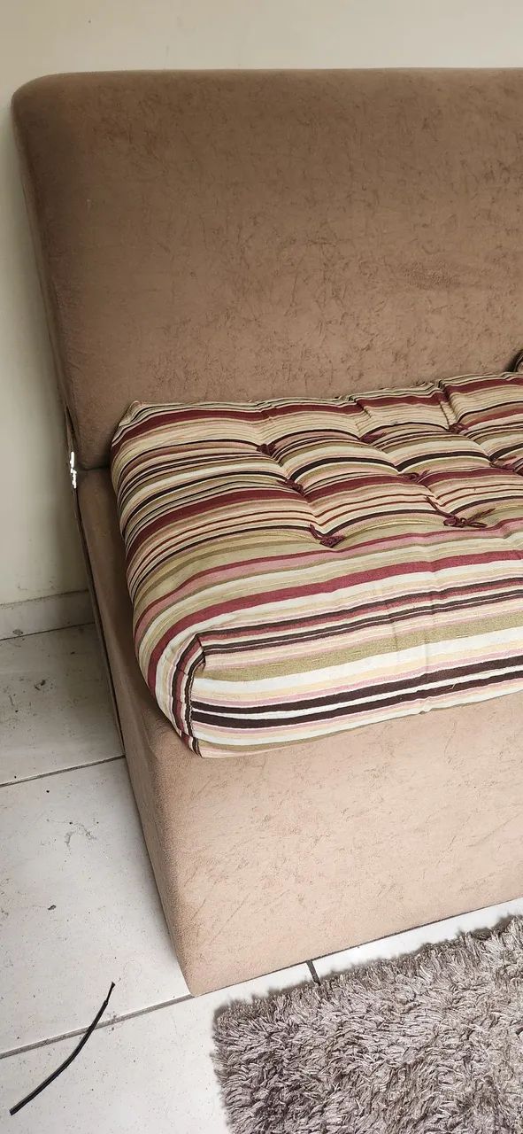 Sofá Cama 3 lugares com almofadas.65568166306435121