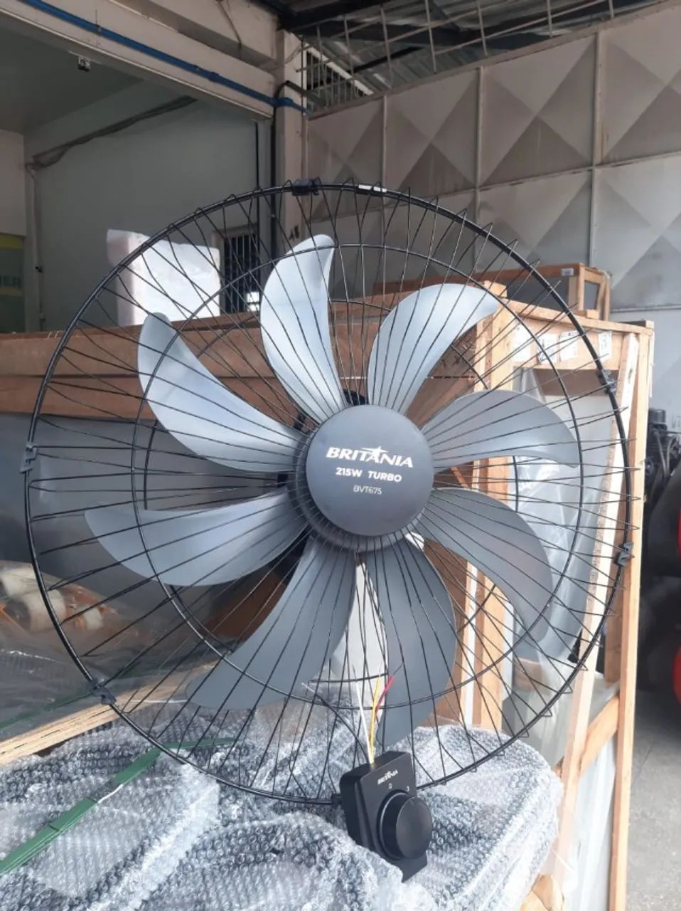 Mais Ventilação! Britânia Turbo 200W Parede com 8 Hélices