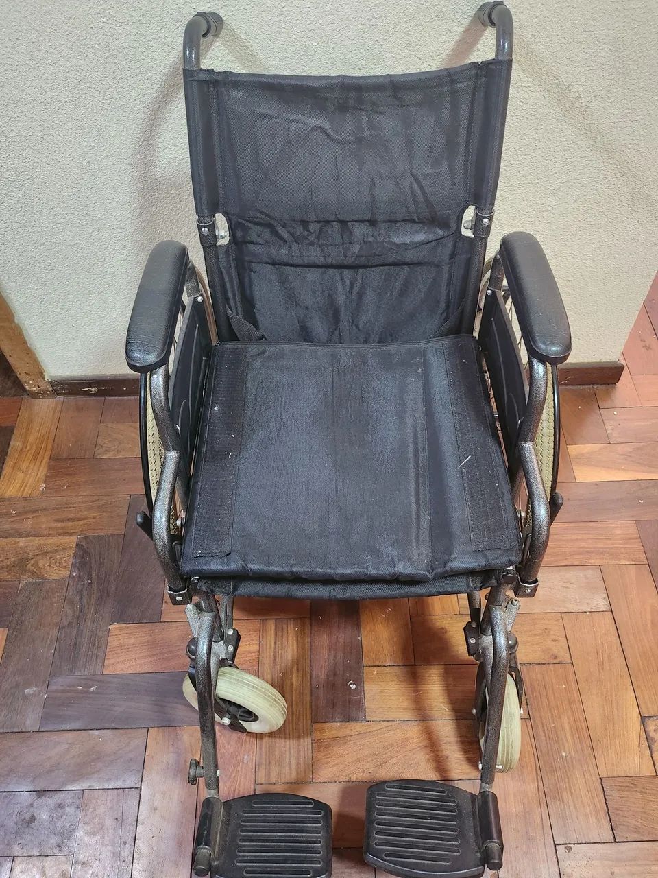 Cadeira de rodas (DellaMed)