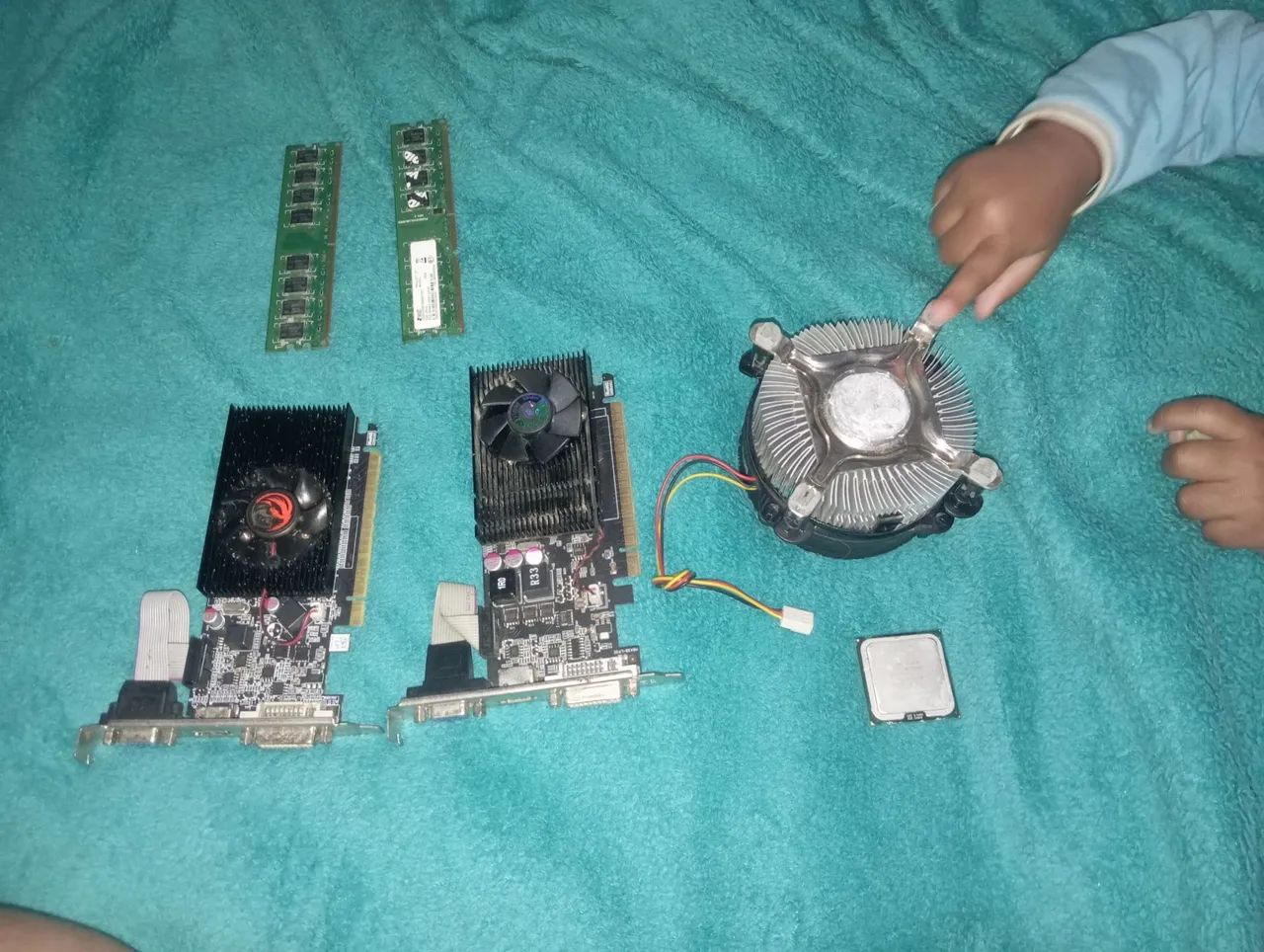 Placa de Vídeo Radeon HD + Cooler e Memórias