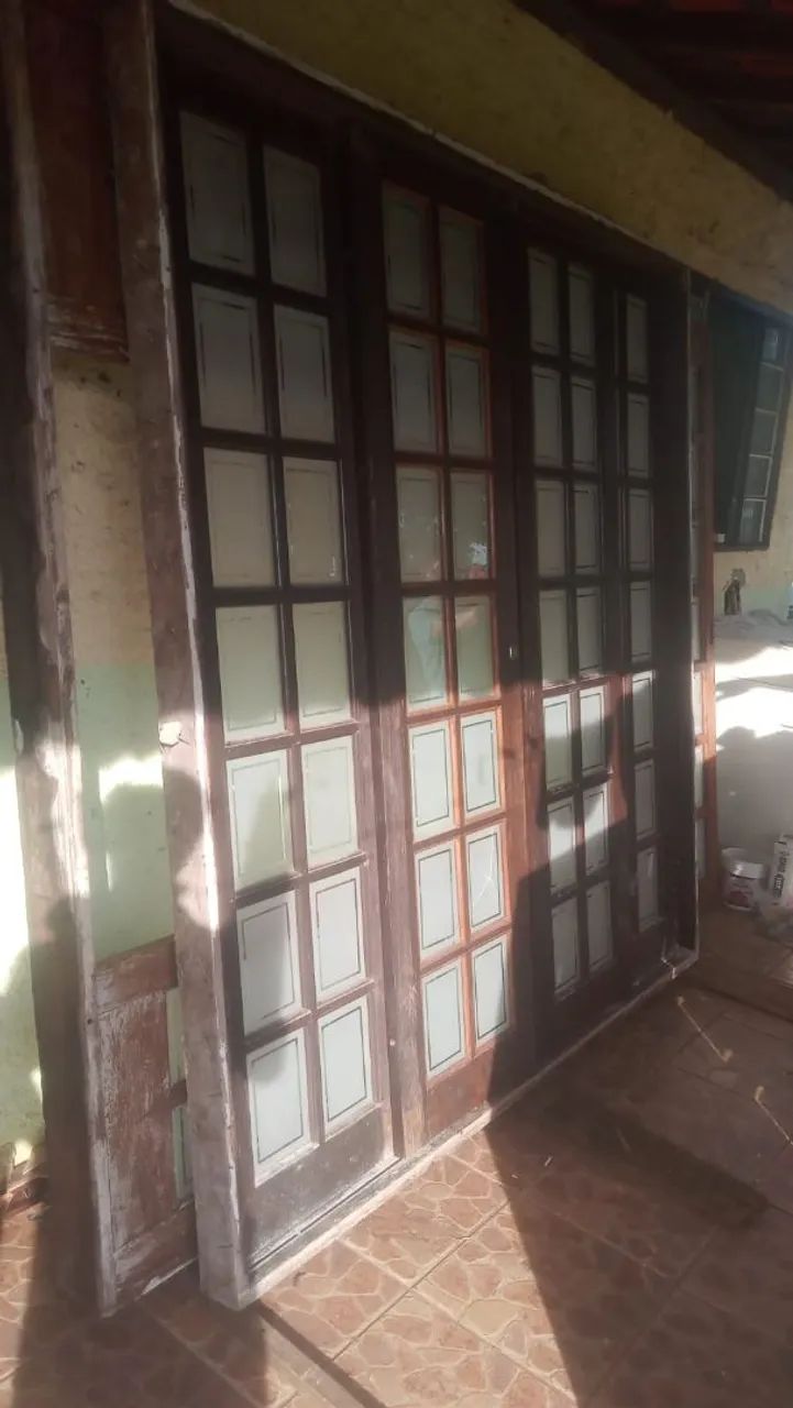 Vendo 2 portas e 4 janelas,todas com vidro.madeira maciça  - Foto 4