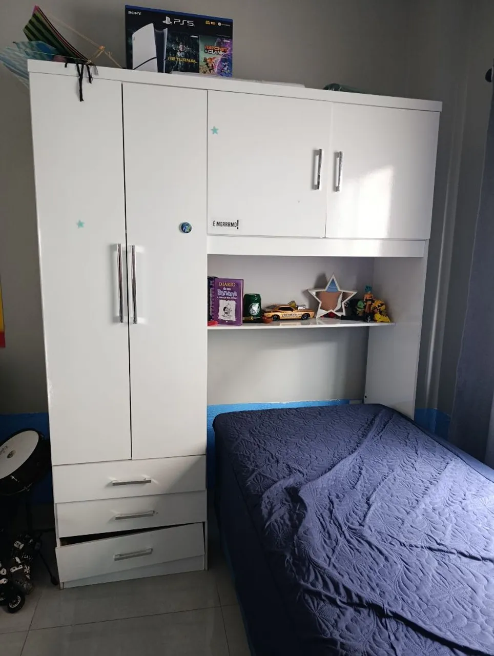 Guarda-Roupa Compacto Branco com Cama