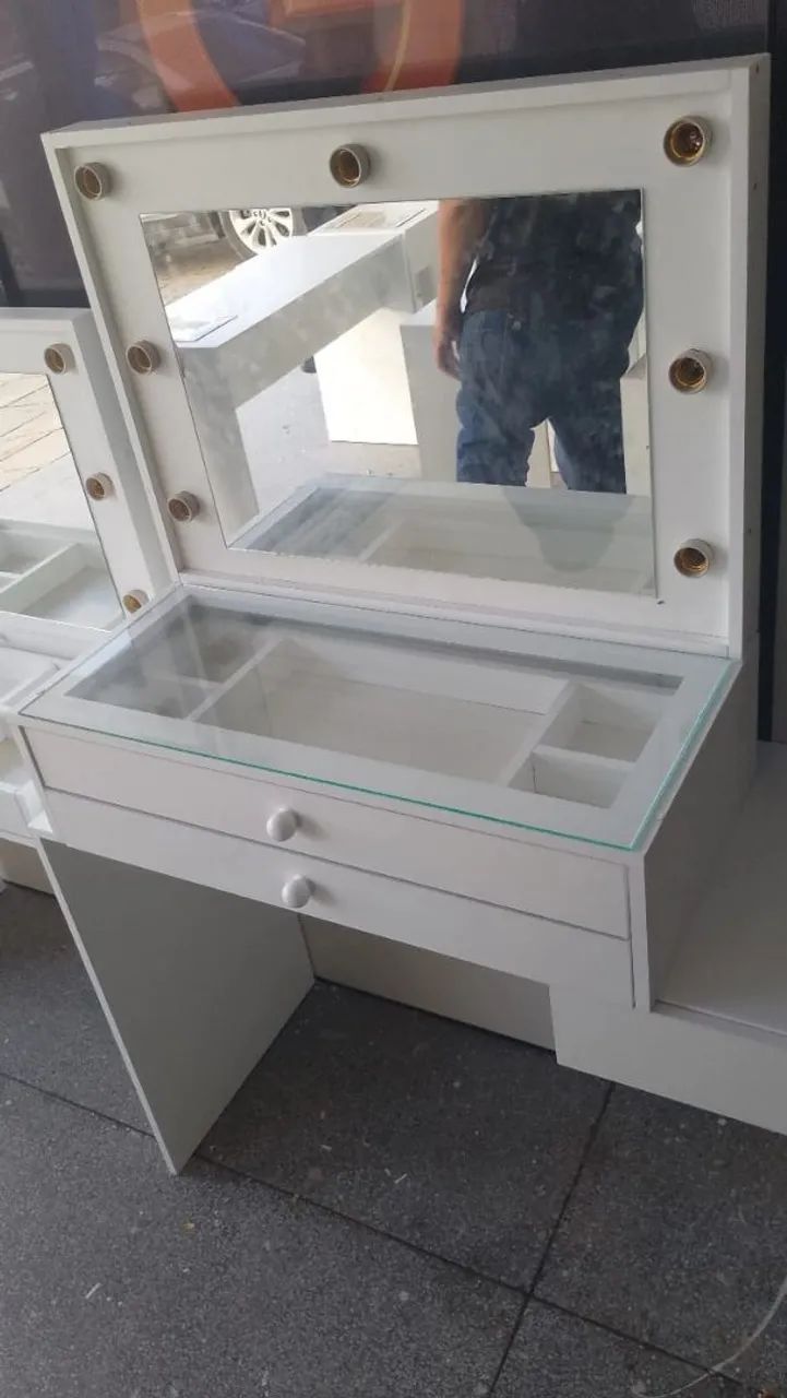 Penteadeira com espelho e iluminação