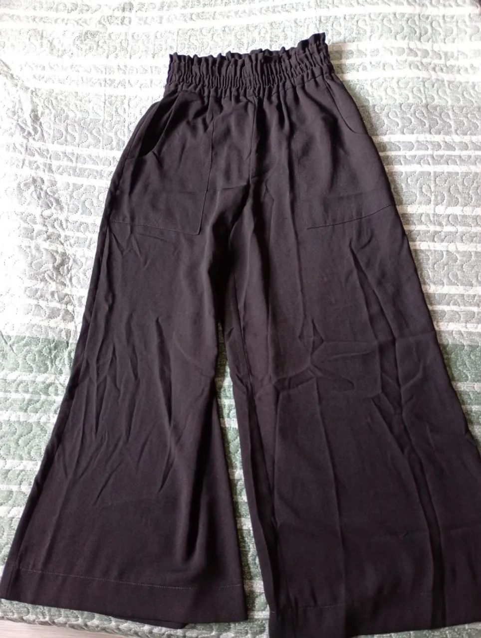 Calça Pantacourt com elástico no cós e bolsos quadrados Preta - Foto 2