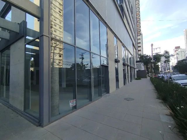 Linda loja comercial envidraçada e com pé direito alto na Rua Estilo Barroco