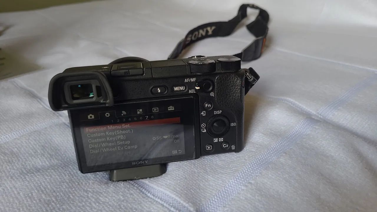 Câmera Sony ILCE A6300 + lente e baterias - Foto 5