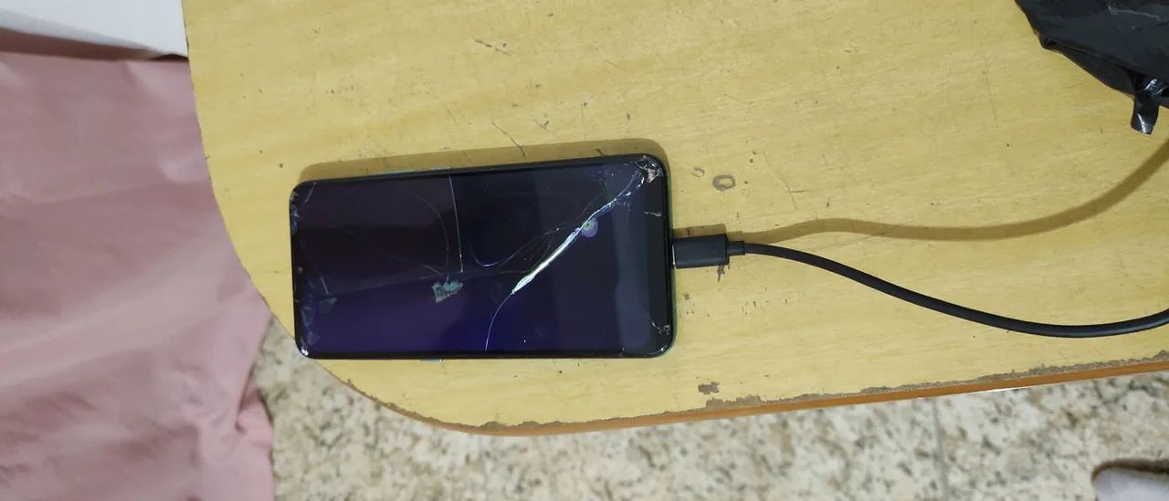 Celular da Motorola tela quebrada não sei o modelo