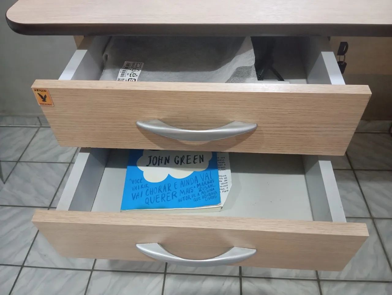 Mesa de estudos usada em bom estado64301534383617121
