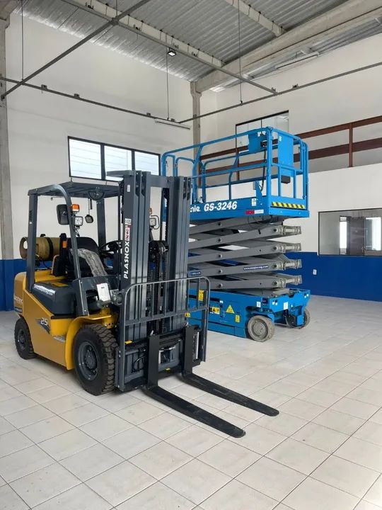 Empilhadeira e Plataforma Elevatória