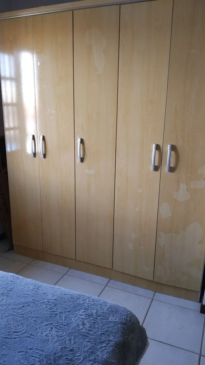 Guarda roupas 5 portas e comoda, cama
