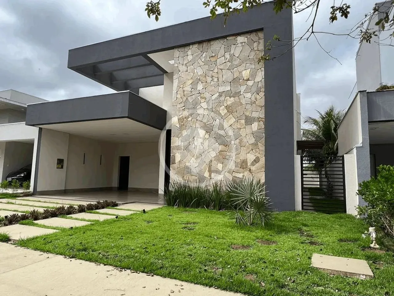 aluga-se ou vende-se CASA TÉRREA NO BELVEDERE I com 3 suítes, com 3 ares condicionados, pl