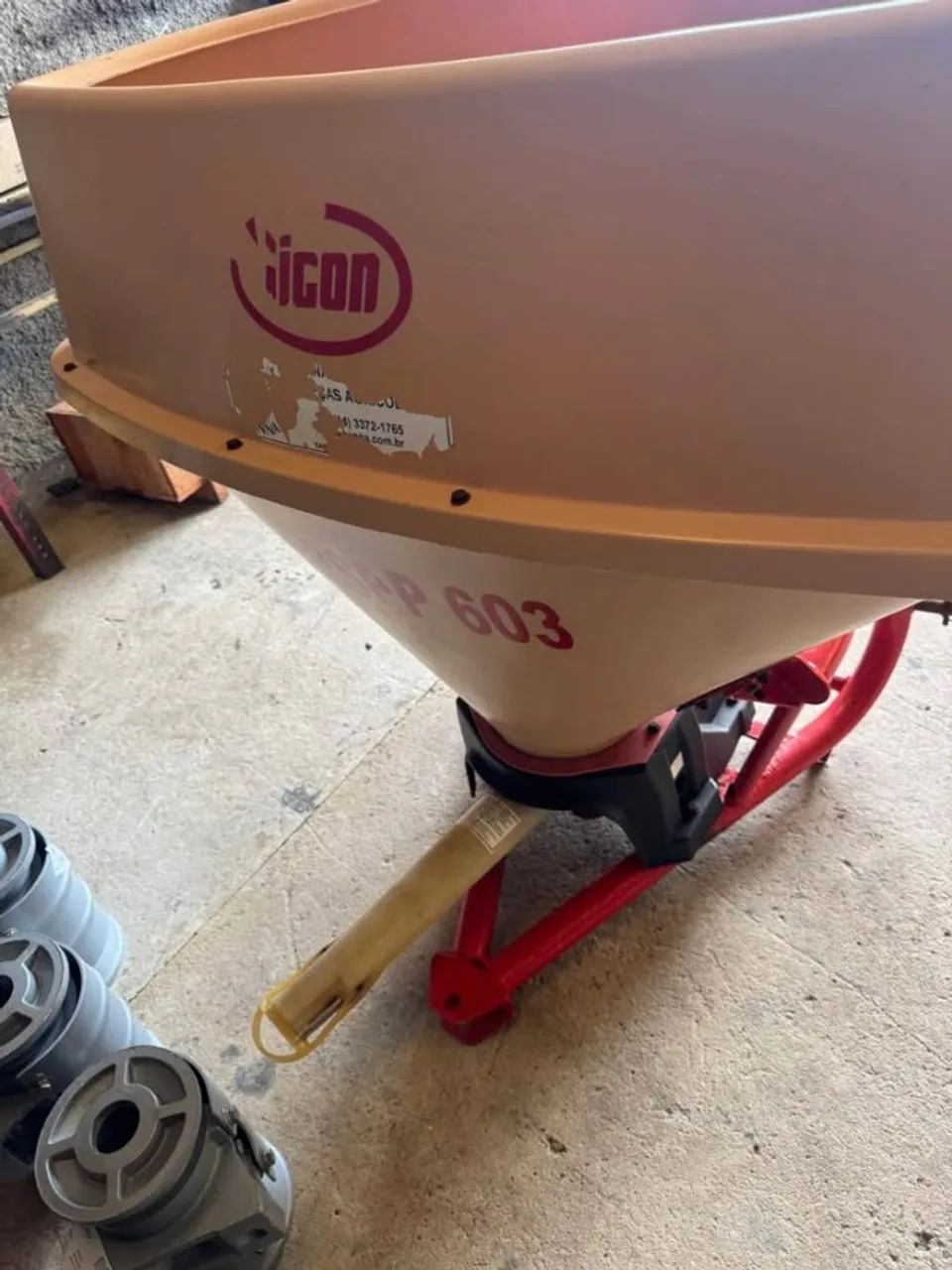 Distribuidor de calcario e adubo Vicon Pendular - Foto 4