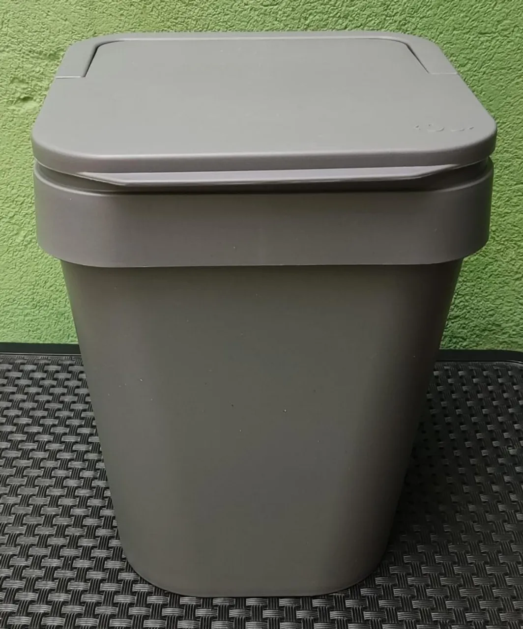 Lixeira Cinza para Banheiro com Tampa