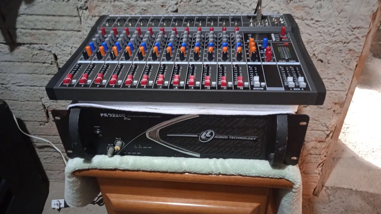 Mesa de som e amplificador de áudio profissional