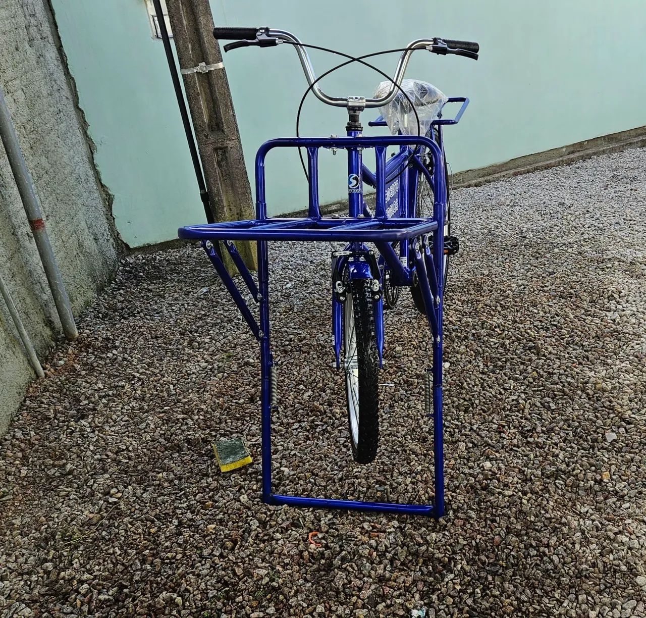 Bicicleta Azul com Cesto para Cargas