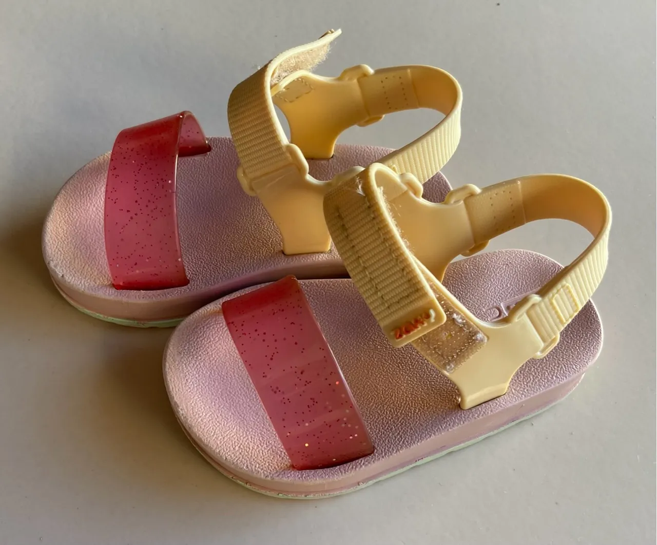 Sandálias infantis rosa com detalhes em glitter TAM 22