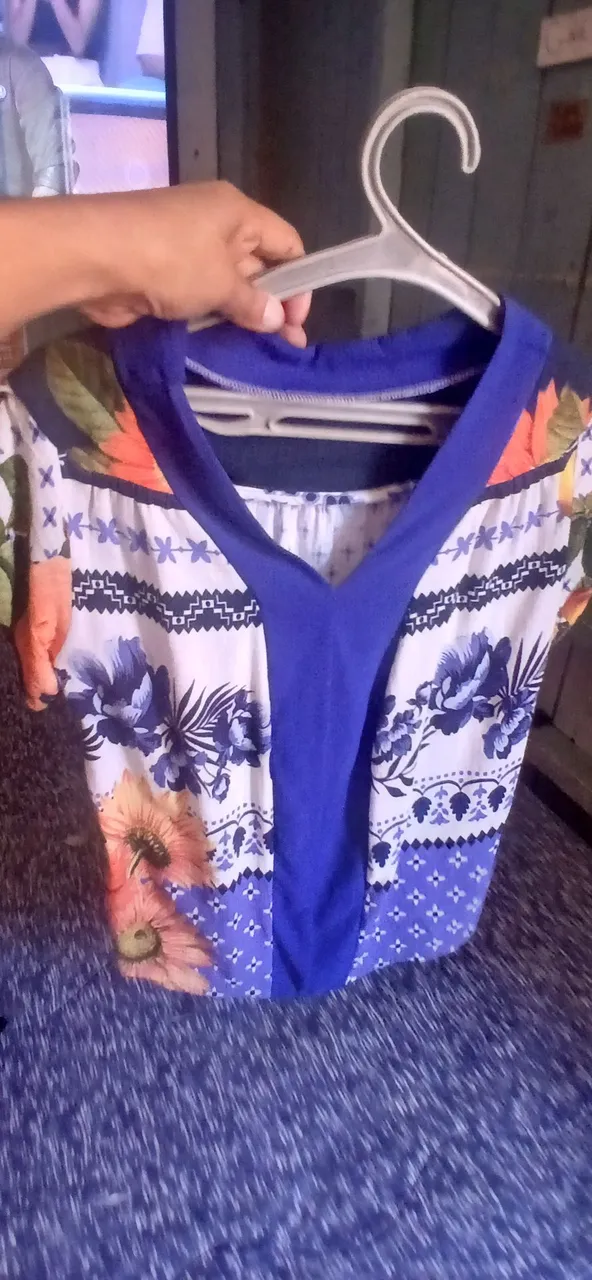 Blusa Feminina Floral com Detalhe em Azul