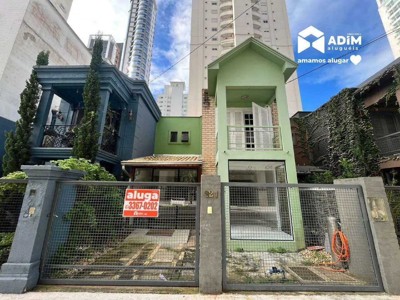 Aluguel Anual: Casa Residencial com 3 suítes e 154 metros no centro de Balneário Camboriú.