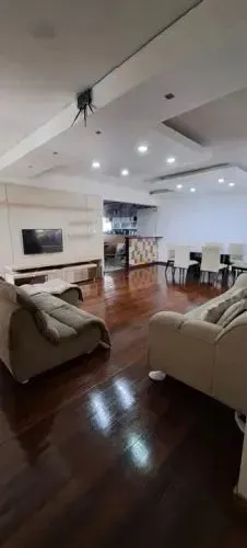 alugo apto 4/4 sendo 1 suíte, com possui 220 metros quadrados na Batista Campos - Belém -