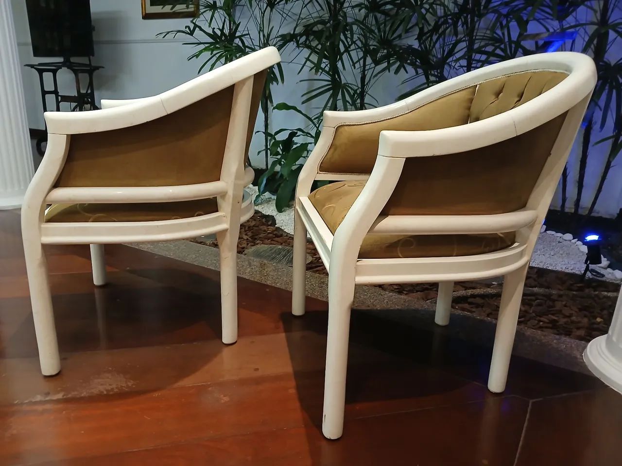 Par de Poltronas Clássicas em Veludo - Foto 5