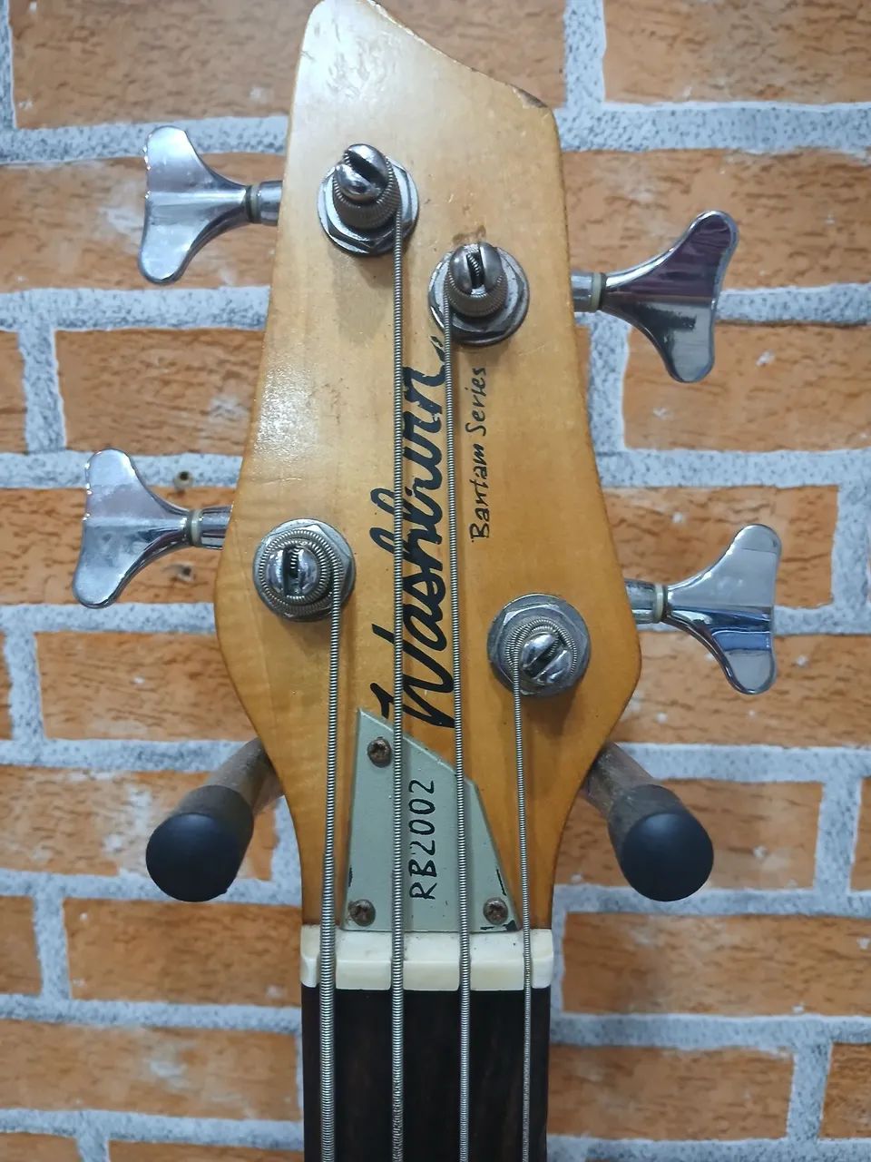 Baixo de 4 Cordas em Madeira ativo washburn  - Foto 3
