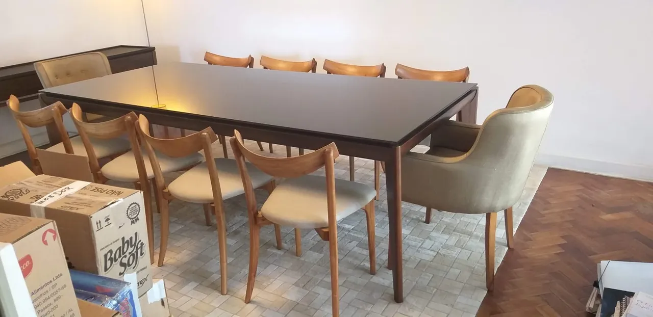 Mesa de jantar com cadeiras de design moderno