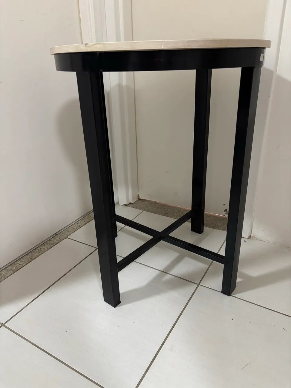 Mesa Lateral Redonda com Base em Ferro 0,75cm x 0,60cm - Foto 3