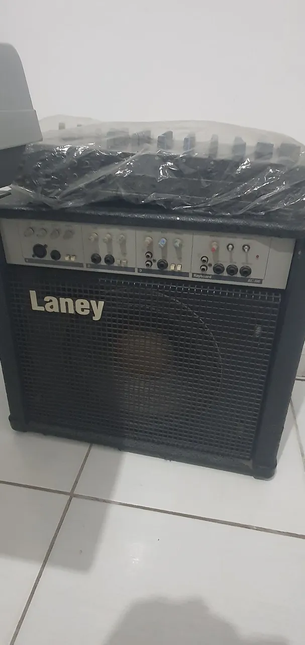 Amplificador Laney para até 3 instrumentos