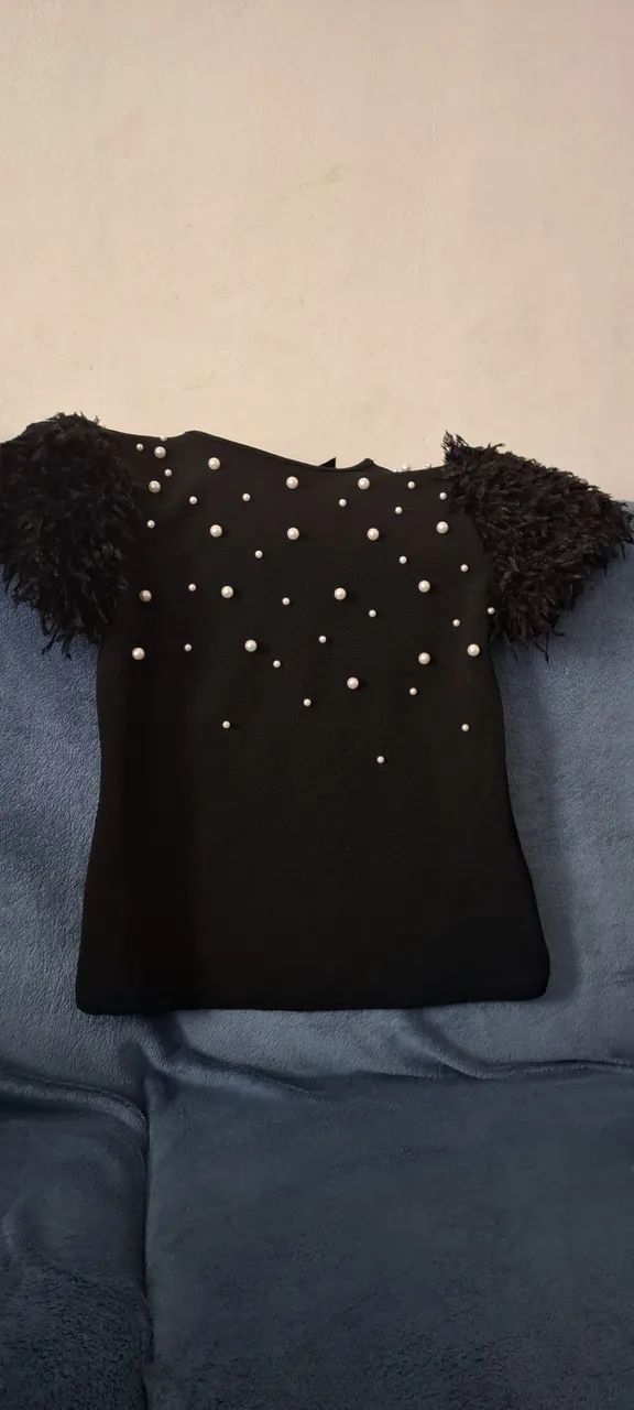 Blusa preta com detalhes em pérolas