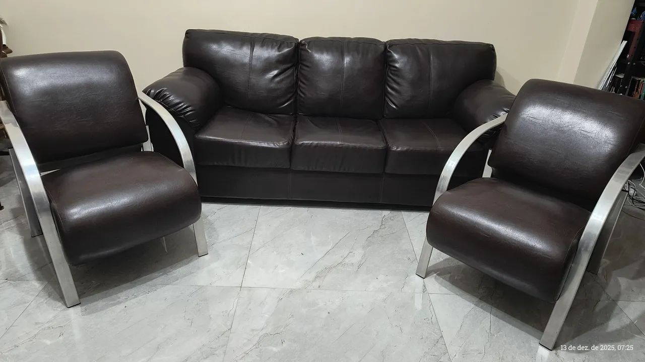 Sofá de 3 lugares e poltronas