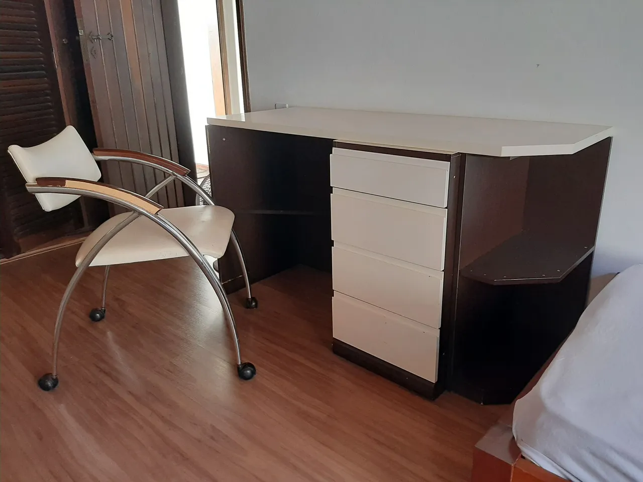 Escrivaninha moderna com gavetas e cadeira