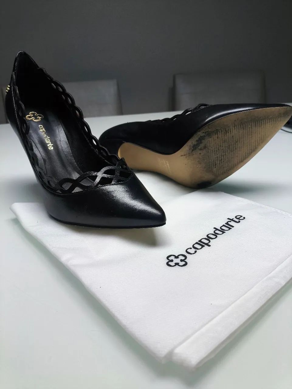 Vendo scarpin com recortes n° 37 com salto fino de 10cm, cor preta. Marca Copadarte - Foto 3